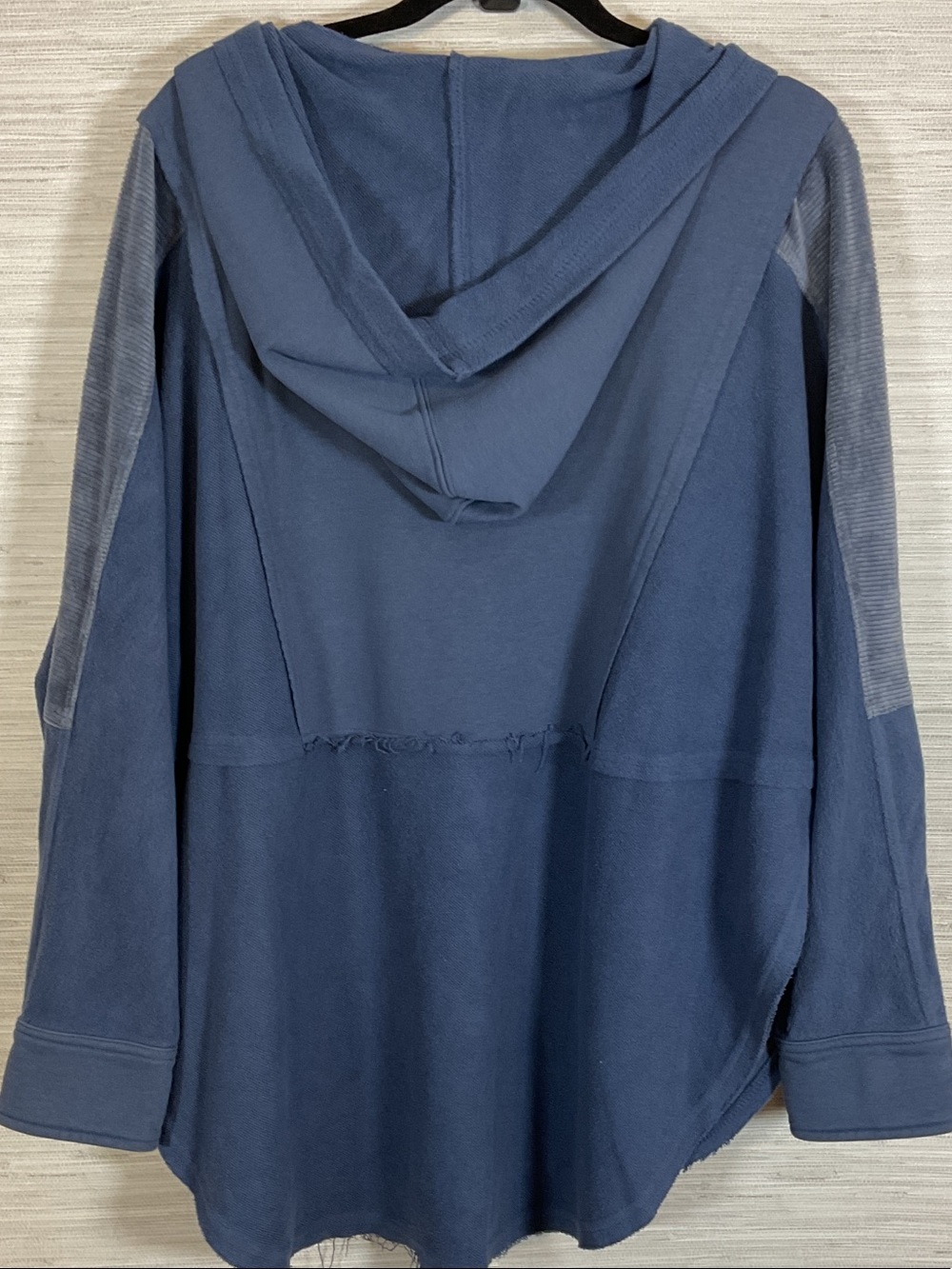 AEMI+CO Dusty Blue Oversized Hooded Mixed Media Raw Edge Curved Hem Pullover Lg - Picture 10 of 11